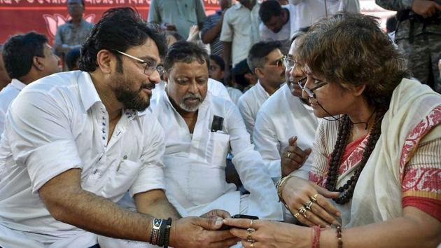 BJP MPs Babul Supriyo and Roopa Ganguly at a protest against the West Bengal government, in Kolkata. The BJP has accused the ruling Trinamool Congress of massive violence against party workers in the run-up to panchayat polls in the state.(PTI)