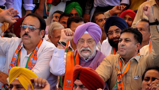 Union minister for housing and urban affairs HS Puri (C) with state BJP president Shwait Malik (left) in Amritsar on Thursday. (PTI) Union minister for housing and urban affairs HS Puri (C) with state BJP president Shwait Malik (left) in Amritsar on Thursday. (PTI)