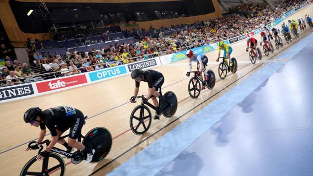 Athletes compete during the women's track cycling 10km scratch race finals at the Anna Meares Velodrome on April 8, 2018. (Athit Perawongmetha / REUTERS)