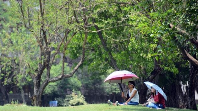 Spectators sheltering under umbrellas watch the action at the PGTI tournament in Pune on April 10. (SHANKAR NARAYAN/HT PHOTO) Spectators sheltering under umbrellas watch the action at the PGTI tournament in Pune on April 10. (SHANKAR NARAYAN/HT PHOTO)