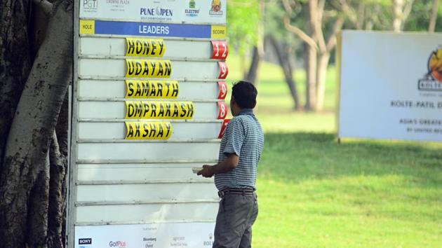 An official updates the leader board for Day 3 at the PGTI gold tournament in Pune on April 12. (SHANKAR NARAYAN/HT PHOTO) An official updates the leader board for Day 3 at the PGTI gold tournament in Pune on April 12. (SHANKAR NARAYAN/HT PHOTO)
