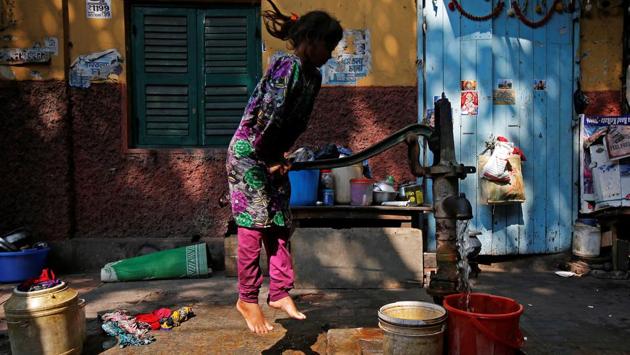 A girl uses a hand-pump to collect drinking water at a makeshift shelter in Kolkata on April 12, 2018. (Rupak De Chowdhuri / REUTERS) A girl uses a hand-pump to collect drinking water at a makeshift shelter in Kolkata on April 12, 2018. (Rupak De Chowdhuri / REUTERS)