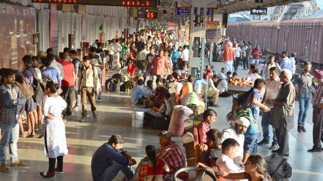 Passengers rush at platform number 1, waiting for their scheduled trains at Railway station in Ludhiana, (File photo)