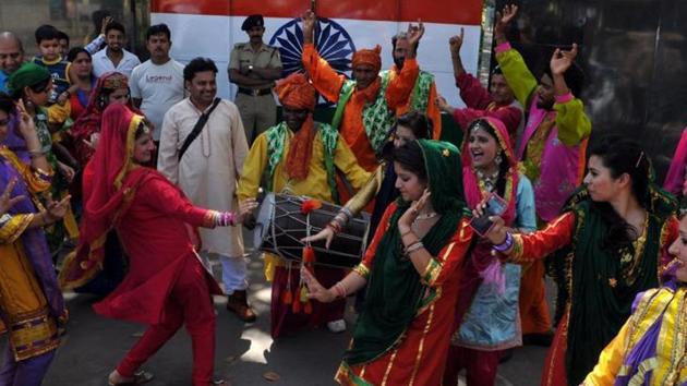 Men perform the bhangra while women perform gidda during Baisakhi.(HT file photo)