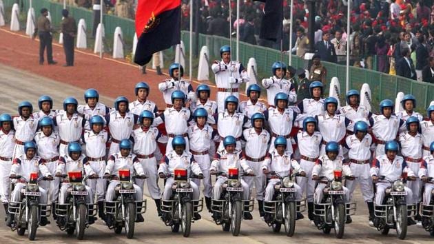 A BSF contingent performs a stunt during a dress rehearsal for the Republic Day parade in New Delhi in 2014(PTI File Photo)