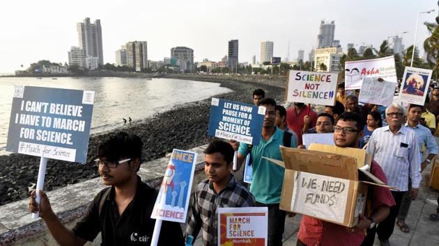 Around 400 people walked from Nehru Planetarium, Worli to Haji Ali, holding placards with messages which read, ‘Defend Science, Don’t De-fund Science’.(Anshuman Poyrekar/HT Photo)