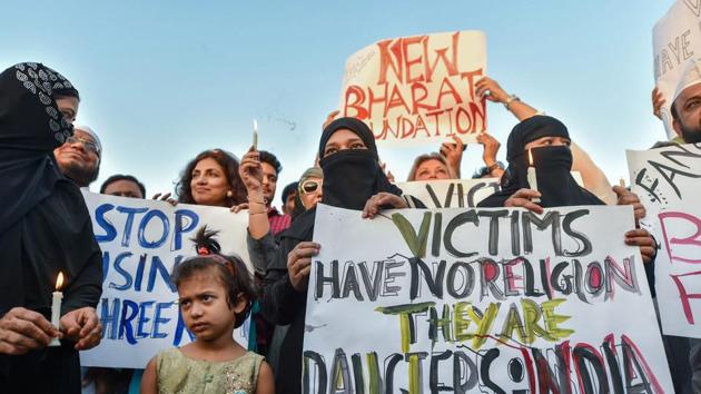 People take part in a candlelight march at the India Gate in protest over Kathua gangrape case, in New Delhi on Friday.(PTI photo)