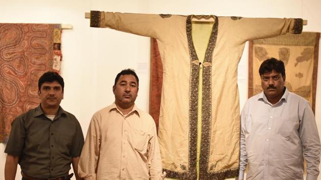 The rafoogars pose for a photo during the exhibition. Apart from the fact that darning is a lesser known craft, what is tragic is that practitioners are dwindling with every passing year. In Najibabad, only 12 families are today carrying forward the tradition. (Burhaan Kinu / HT Photo) The rafoogars pose for a photo during the exhibition. Apart from the fact that darning is a lesser known craft, what is tragic is that practitioners are dwindling with every passing year. In Najibabad, only 12 families are today carrying forward the tradition. (Burhaan Kinu / HT Photo)