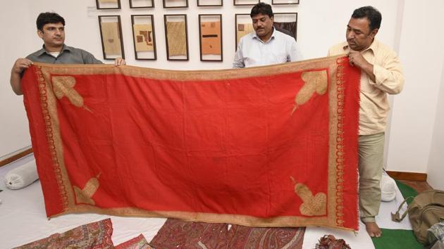 Parallel to this exhibition, a two-day baithak of six rafoogars skilled in darning and mending different kinds of shawls, carpets and rugs, was also conducted over the weekend. Traditionally, rafoogars operate in baithaks or groups of three to five in a karkhana (workshop) -- a collaborative effort in which seniors mentor young artists, and together discuss the best fix possible. (Burhaan Kinu / HT Photo) Parallel to this exhibition, a two-day baithak of six rafoogars skilled in darning and mending different kinds of shawls, carpets and rugs, was also conducted over the weekend. Traditionally, rafoogars operate in baithaks or groups of three to five in a karkhana (workshop) -- a collaborative effort in which seniors mentor young artists, and together discuss the best fix possible. (Burhaan Kinu / HT Photo)