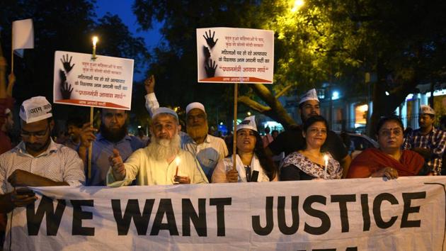 Aam Aadmi Party (AAP) workers protest the incidence of crimes against girls in Unnao and Kathua, at Parliament Street, in New Delhi, on Sunday.(Arvind Yadav/HT Photo)