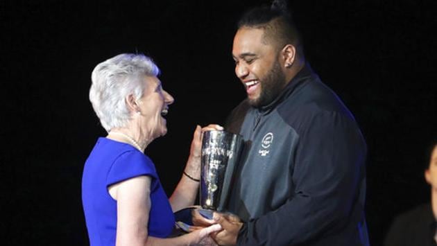 New Zealand weightlifter David Liti receives the David Dixon award for outstanding athlete of the Commonwealth Games. (AP) New Zealand weightlifter David Liti receives the David Dixon award for outstanding athlete of the Commonwealth Games. (AP)
