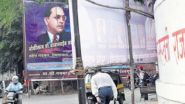 An Illegal political flex on a footpath behind SP College inconveniences a commuter on April 10. (Ravindra Joshi/HT PHOTO) An Illegal political flex on a footpath behind SP College inconveniences a commuter on April 10. (Ravindra Joshi/HT PHOTO)