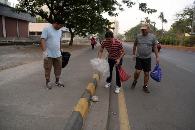The initiative, which is being spearheaded by Deepak Singh, Navi Mumbai head of Robinhood Army, got a positive response from the citizens. (HT/Bachchan Kumar) The initiative, which is being spearheaded by Deepak Singh, Navi Mumbai head of Robinhood Army, got a positive response from the citizens. (HT/Bachchan Kumar)