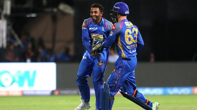 Shreyas Gopal’s (L) 2/22 proved vital in Rajasthan Royals’ 19-run win over Royal Challengers Bangalore in an IPL 2018 match at the M Chinnaswamy Stadium on Sunday.(BCCI)