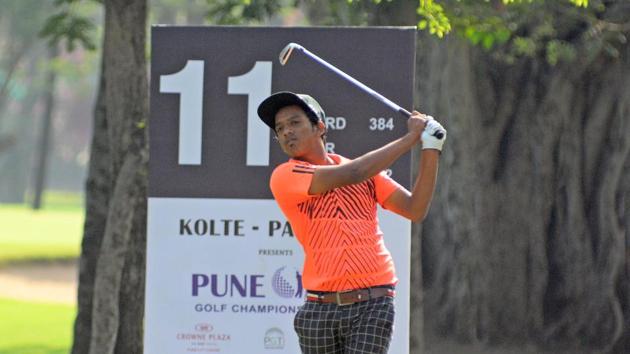 Akshay Damle in action at the PGTI golf tournament on Thursday.(Shankar Narayan/HT PHOTO)