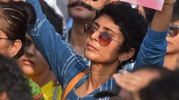 Kiran Rao, film producer and actor Aamir Khan’s wife, takes part in a protest demanding justice for the victims of Kathua and Unnao rape cases in Mumbai.(PTI)