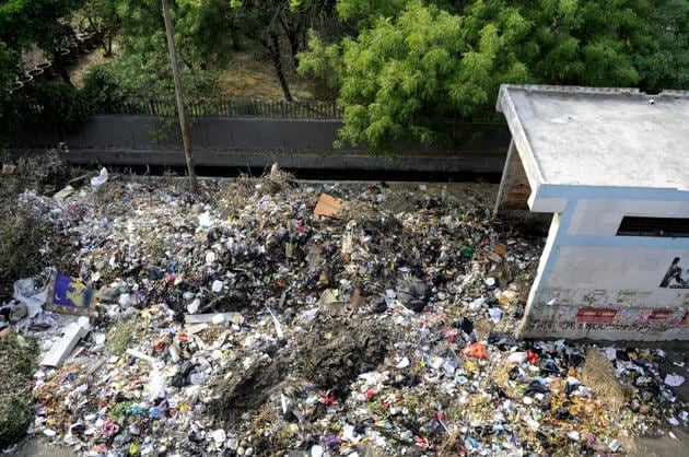 A garbage dump in Noida.(Sunil Ghosh/HT Photo)