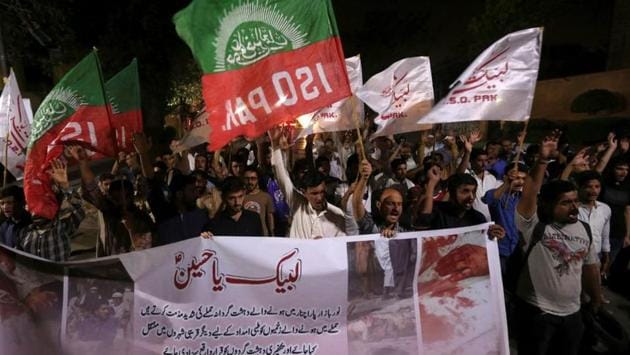 Shia Muslim supporters of the Imamia Student Organization (ISO) hold signs as they chant slogans condemning the blast in Parachinar, during a demonstration in Karachi, Pakistan March 31, 2017.(REUTERS File Photo)