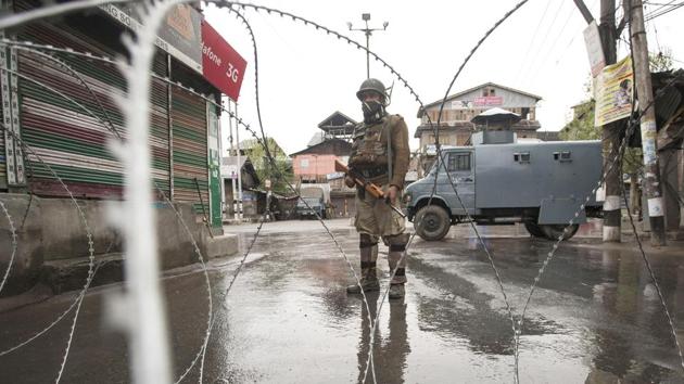 A soldier stands guard in Srinagar during a shutdown. A resident of Moolu Chitragam, was abducted and fired upon from close range, injuring him severely on Sunday. (Waseem Andrabi/HT Photo) A soldier stands guard in Srinagar during a shutdown. A resident of Moolu Chitragam, was abducted and fired upon from close range, injuring him severely on Sunday. (Waseem Andrabi/HT Photo)