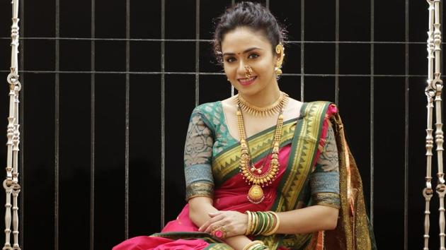 Actor Amruta Khanvilkar will be buying a traditional jewellery set for her mom on Akshaya Tritaya(HTPHOTO)