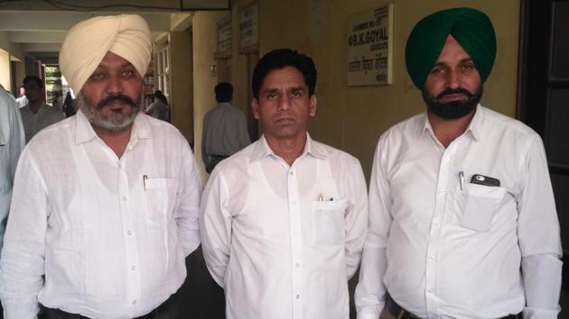 AAP MLAs Harpal Singh Cheema (left) and Naresh Yadav (centre) at Sangrur court on Monday.(Avtar Singh/HT)