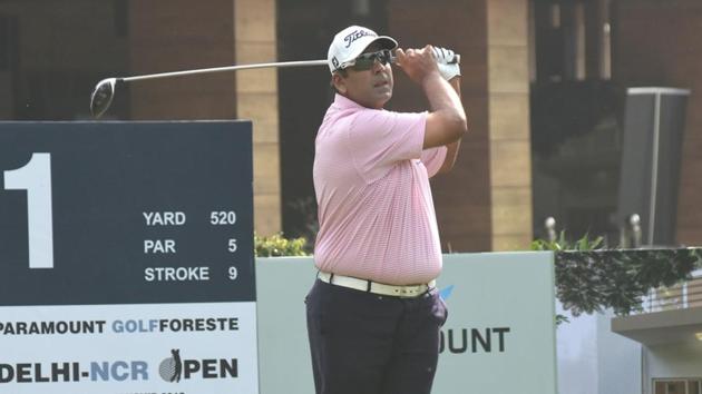 Naman Dawar shot an eight-under 64 to take the lead at the Delhi-NCR Open in Noida on Tuesday.(HT photo)