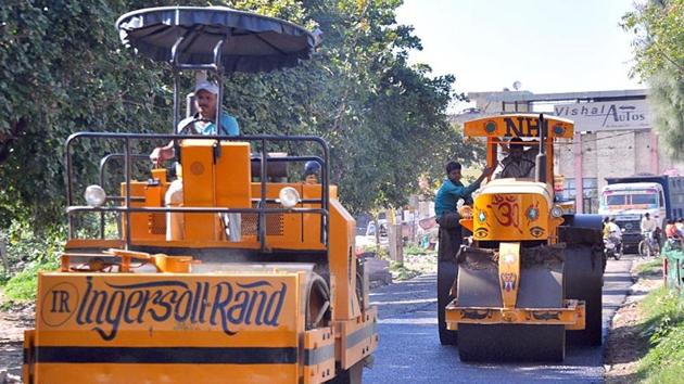 The total award target for highway projects has also been increased to 20,000 km, up from 17,055 km that was awarded in 2017-18. (HT file photo) The total award target for highway projects has also been increased to 20,000 km, up from 17,055 km that was awarded in 2017-18. (HT file photo)