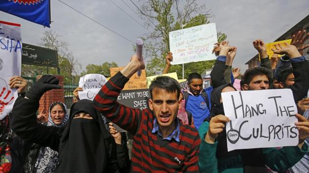 Students of Central University of Kashmir shout slogans as they hold placards during a protest calling for justice in the rape and murder case of the eight-year-old, in Srinagar on  April 16, 2018. (Waseem Andrabi / HT Photo) 