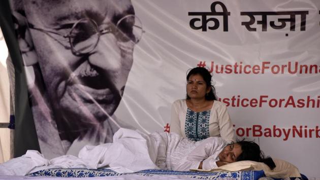 Delhi Women Commission (DCW) chief Swati Maliwal entered the fifth day of her hunger strike against Unnao and Kathua rape case in New Delhi. (Mohd Zakir / HT Photo) Delhi Women Commission (DCW) chief Swati Maliwal entered the fifth day of her hunger strike against Unnao and Kathua rape case in New Delhi. (Mohd Zakir / HT Photo)