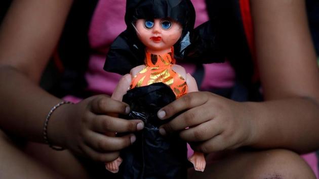 A child attends a protest against the rape cases, in New Delhi on April 15, 2018. (Cathal McNaughton / REUTERS) 