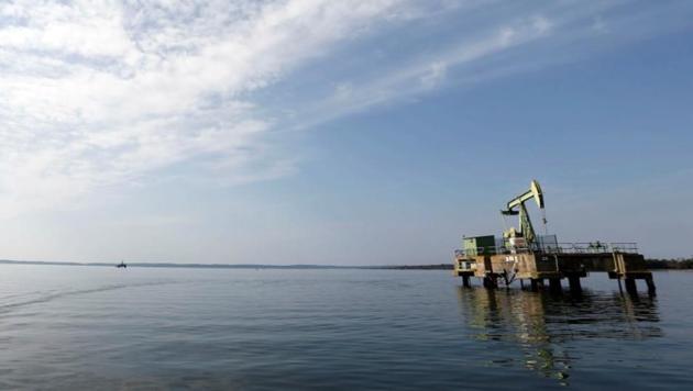 Oil surged to a three-year high last week after geopolitical risks such as the conflict in Syria and tensions between Saudi Arabia and Iran-backed rebels in Yemen raised concerns over potential supply disruptions.(Reuters File Photo) Oil surged to a three-year high last week after geopolitical risks such as the conflict in Syria and tensions between Saudi Arabia and Iran-backed rebels in Yemen raised concerns over potential supply disruptions.(Reuters File Photo)