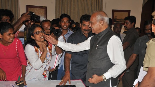 The action of Tamil Nadu governor Banwarilal Purohit patting the cheek of journalist Lakshmi Subramanian sparked outrage among other journalists who have demanded an apology from him.(Lakshmi Subramanain/Twitter)