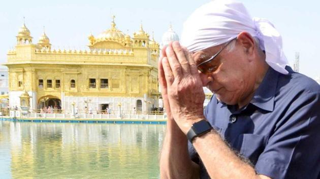 Former chief minister of Jammu & Kashmir Farooq Abdullah pays obeisance at the Golden Temple in Amritsar on Wednesday. (HT Photo) Former chief minister of Jammu & Kashmir Farooq Abdullah pays obeisance at the Golden Temple in Amritsar on Wednesday. (HT Photo)