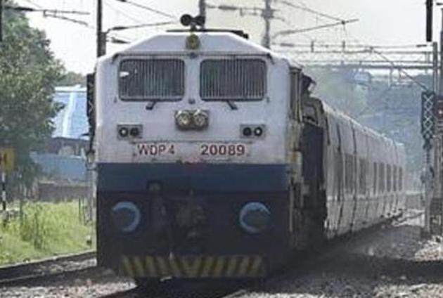 The plan to replace asbestos at railway stations with metal, which was started a decade ago, is now a major project.(HT PHOTO)