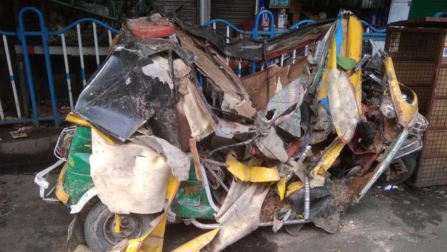 Two storms lashed parts of West Bengal, including Kolkata, on Tuesday evening killing at least 15 people as winds topping 80 kmph toppled trees, disrupted train and air traffic and uprooted electric poles in the region. In Kolkata, five people died when a tree fell on the autorickshaw they were travelling in the central part of the state capital. (Samir Jana / HT Photo) Two storms lashed parts of West Bengal, including Kolkata, on Tuesday evening killing at least 15 people as winds topping 80 kmph toppled trees, disrupted train and air traffic and uprooted electric poles in the region. In Kolkata, five people died when a tree fell on the autorickshaw they were travelling in the central part of the state capital. (Samir Jana / HT Photo)