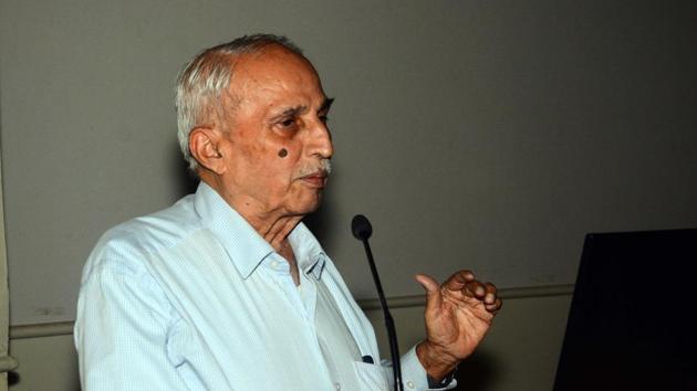 Yeshwant Oke during his lecture on Tuesday.(Shankar Narayan/HT PHOTO)