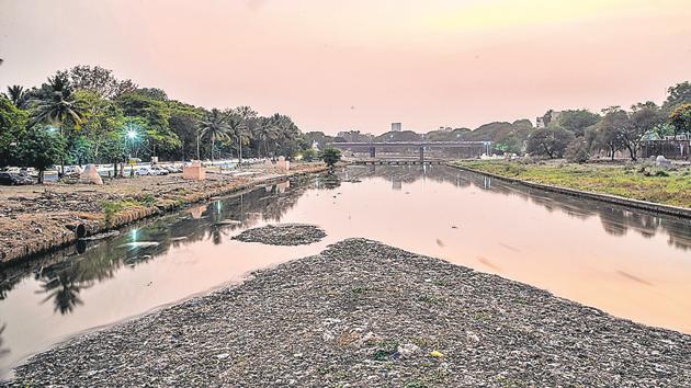 Polluted Mutha river as seen from the bridge near Omkareshwar temple on Monday.(Sanket Wankhade/HT PHOTO)