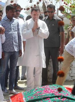 Congress President Rahul Gandhi visits the grave of Maulana Hasan Raza in Amethi.(PTI) Congress President Rahul Gandhi visits the grave of Maulana Hasan Raza in Amethi.(PTI)