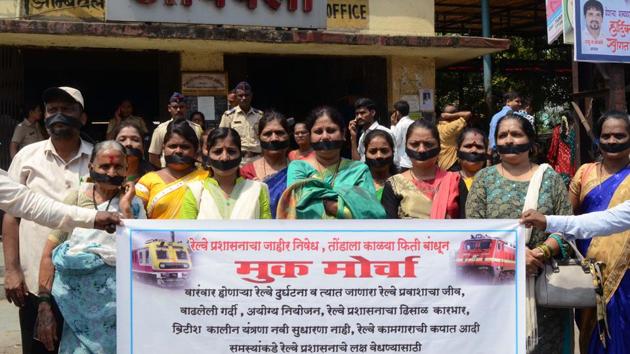 The delays came a day after commuters protested at Dombivli on Monday, demanding improvement of Kalyan-Diva route.(HT Photo)