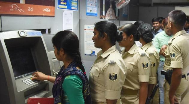 People queue up at a SBI ATM in Patna, Bihar, on Tuesday, April 17, 2018. (Santosh Kumar / HT) People queue up at a SBI ATM in Patna, Bihar, on Tuesday, April 17, 2018. (Santosh Kumar / HT)