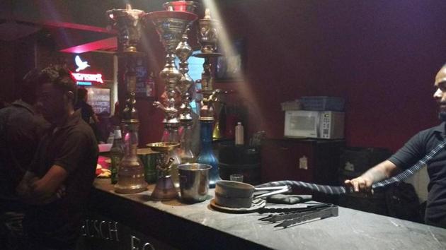 As per an estimate, there were around 60 hookah bars in Noida and Greater Noida but 35 of them shut operations after the administration had sent notices to them in September 2017.(HT File Photo)