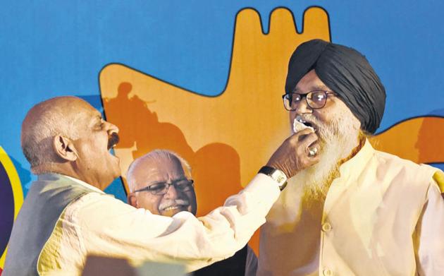 Punjab governor VP Singh Badnore offers a piece of cake to former Punjab CM Prakash Singh Badal as Haryana CM Manohar Lal Khattar looks on during the cake-cutting ceremony at the HT event. (HT Photo) Punjab governor VP Singh Badnore offers a piece of cake to former Punjab CM Prakash Singh Badal as Haryana CM Manohar Lal Khattar looks on during the cake-cutting ceremony at the HT event. (HT Photo)