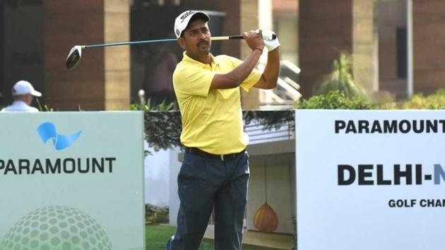 Shamim Khan takes a one-shot lead into the final day of the Delhi-NCR Open golf, having braved fever all week to play in the Professional Golf Tour of India event.(HT Photo)