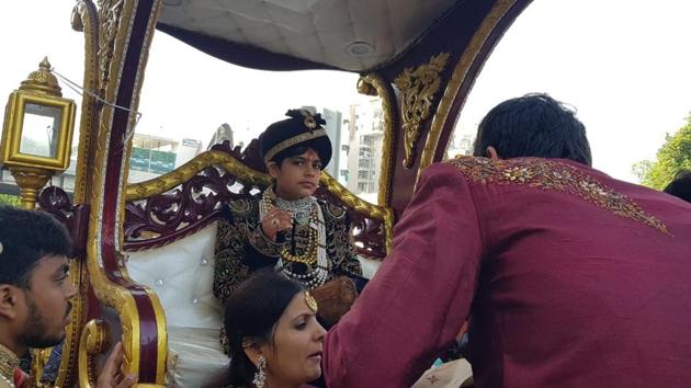 Bhavya Shah rides a chariot in Ahmedabad before joining a order of Jain monks.(Parul Mahadik/ HT Photo)