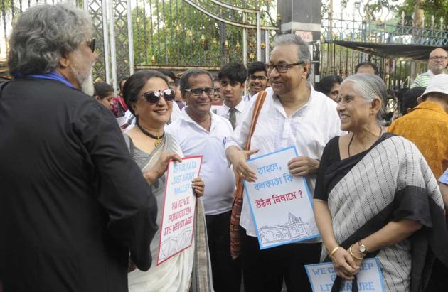 Actor-filmmaker Aparna Sen, along with other eminent intellectuals and activists, at the protest event against vanishing heritage structures.(HT Photo/Samir Jana)