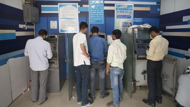 The shortage has been blamed on the inadequate availability of Rs 2,000 currency notes. (Sanchit Khanna/HT PHOTO) The shortage has been blamed on the inadequate availability of Rs 2,000 currency notes. (Sanchit Khanna/HT PHOTO)