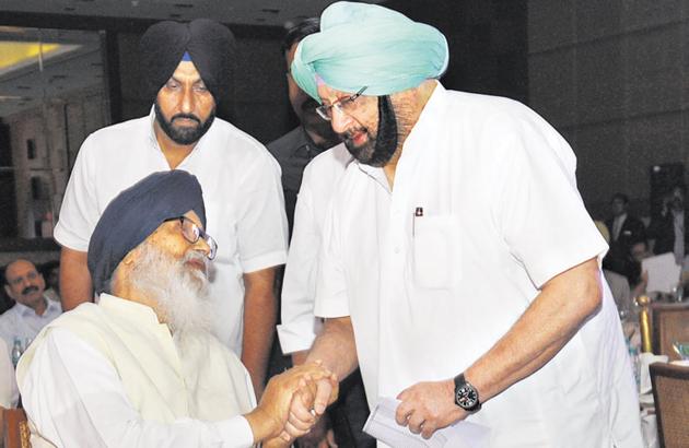 Punjab chief minister Capt Amarinder Singh interacting with former CM Parkash Singh Badal during the function. (Ravi Kumar/HT) Punjab chief minister Capt Amarinder Singh interacting with former CM Parkash Singh Badal during the function. (Ravi Kumar/HT)