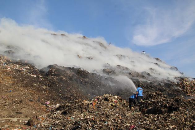 Firefighters at Adharwadi landfill on Thursday. (Rishikesh Chaudhary/HT) Firefighters at Adharwadi landfill on Thursday. (Rishikesh Chaudhary/HT)
