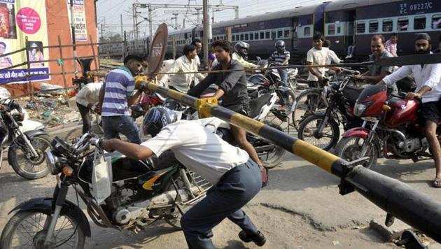 Residents have been awaiting the completion of the project for six years, as there is heavy congestion on the Noida-Dadri route. (HT Photo)