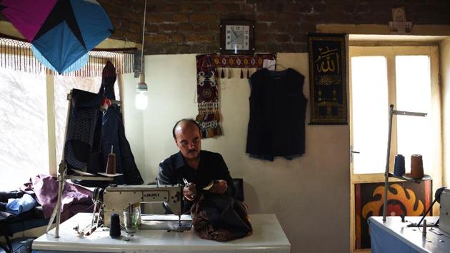 Now only the rich can afford the handmade silk chapans, often buying them as wedding gifts, while middle-class and working people opt for the synthetic designs. Despite the economic crisis that has raged since the withdrawal of more than 100,000 NATO troops in late 2014, Zarif still employs 26 employees in its courtyard workshop. (Wakil Kohsar / AFP) Now only the rich can afford the handmade silk chapans, often buying them as wedding gifts, while middle-class and working people opt for the synthetic designs. Despite the economic crisis that has raged since the withdrawal of more than 100,000 NATO troops in late 2014, Zarif still employs 26 employees in its courtyard workshop. (Wakil Kohsar / AFP)